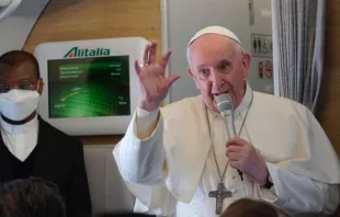 Papst Franziskus spricht mit Journalisten auf dem Rückflug nach Rom am 8. März 2021
 / Colm Flynn / CNA Deutsch