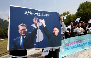 Posters des Südkoreanischen Präsidenten Moon Jae-In und Nordkoreas Machthaber Kim Jong-Un bei einer Kundgebung am 26. April 26 2018 in Seoul.  / Chung Sung-Jun/Getty Images