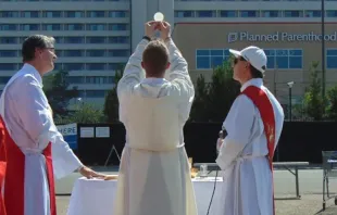 Ein Gottesdienst vor der Planned Parenthood Klinik in Denver am 14. August 2021 / Tom Uebbing/CNA.