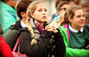 Eine betende Pilgerin bei der Generalaudienz am 28. Oktober 2016 auf dem Petersplatz. / CNA/Petrik Bohumil