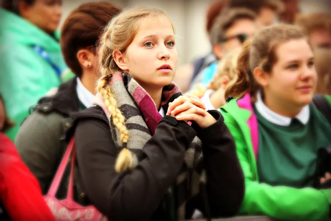 Eine betende Pilgerin bei der Generalaudienz am 28. Oktober 2016 auf dem Petersplatz.