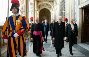 Der italienische Staatspräsident Sergio Mattarella betritt den Vatikan für eine Audienz mit Papst Franziskus am 16. Dezember 2021. / Vatican Media