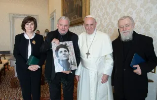 Audienz mit Papst Franziskus am 19. April 2018: María Asensión Romero, Kiko Argüello (mit einem Bild von Carmen Hernández) und Pater Mario Pezzi.  / Neokatechumenaler Weg