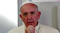 Papst Franziskus spricht mit Journalisten an Bord des Fliegers von Ciudad Juarez, Mexiko, nach Rom am 18. Februar 2016. / CNA/Alan Holdren