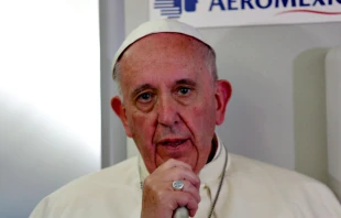 Papst Franziskus spricht mit Journalisten an Bord des Fliegers von Ciudad Juarez, Mexiko, nach Rom am 18. Februar 2016. / CNA/Alan Holdren