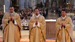 Thomas Attensberger, Kilian Schmidt und Robert Willmann (von links) wurden im Eichstätter Dom zu Priestern geweiht. / PDE/Norbert Staudt
