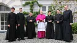 Bischof Gregor Maria Hanke mit den Neupriestern, von links: Korbinian Müller, David Simon, Josef Del Mastro, The Hai Nguyen, Sebastian Braun und Hubert Gerauer.  / Andreas Schneidt  / pde