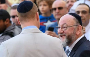 Prinz William im Gespräch mit Oberrabbiner Ephraim Mirvis an der Klagemauer in Jerusalem am 28. Juni 2018 / Tim Rooke-Pool/Getty Images