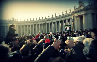 Papst Franziskus nähert sich den Gläubigen auf dem Petersplatz bei der letzten Generalaudienz des Jahres 2015, am 30. Dezember. / CNA/Alan Holdren