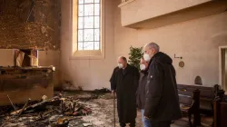 Weihbischof Ansgar Puff in der ausgebrannten Kreuzerhöhungskirche zu Wissen am 15. Februar 2023 / Erzbistum Köln / Christopher Jelen