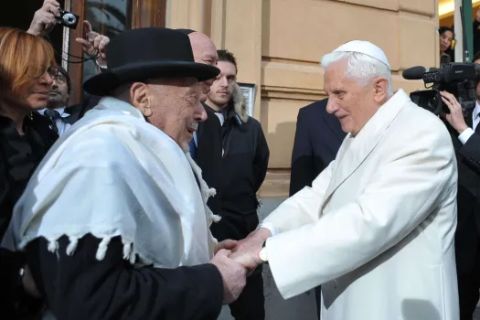 Historische Begegnung am 17. Januar 2010: Rabbi Elio Toaff und Papst Benedikt XVI vor der Synagoge in Rom / L'Osservatore Romano/CPP