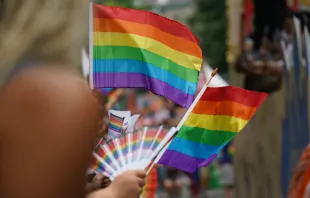 Regenbogen-Flagge der LGBT-Bewegung / Tong Su / Unsplash