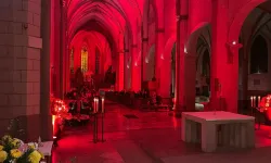 Der Innenraum des Augsburger Doms am Red Wednesday 2024 / Kirche in Not