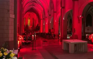 Der Innenraum des Augsburger Doms am Red Wednesday 2024 / Kirche in Not