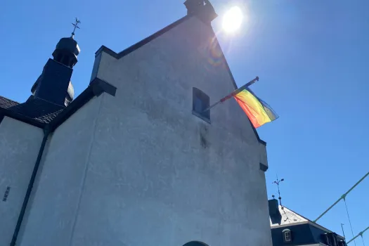 Im März 2021 erklärte die Glaubenskongregation in einem Antwortschreiben, weshalb die Kirche keine homosexuellen Partnerschaften segnen könne. Aus Protest wurden daraufhin in Deutschland vielerorts Regenbogenflaggen an Kirchengebäuden gehisst. / Rudolf Gehrig / CNA Deutsch