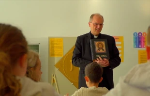 Augsburger Weihbischof Florian Wörner beim Religionsunterricht. / Screenshot von YouTube