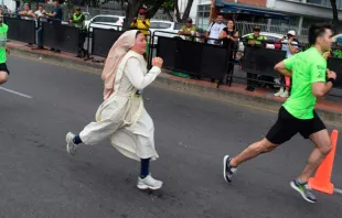 Ordensschwester beim Marathon  / Mit freundlicher Genehmigung der Trovadoras de la Eucaristia 