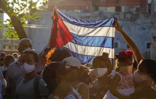 Menschen mit der Flagge von Kuba (Archiv) / Ricardo IV Tamayo / Unsplash (CC0) 