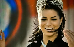 Schönheitskönigin, Schauspielerin, Wrestling-Teilnehmerin - und seit kurzem Katholik: Rima Fakih, Miss USA 2010. / Wikimedia (CC BY 2.0)