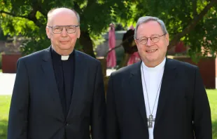 Matthias Ring mit Bischof Georg Bätzing / Deutsche Bischofskonferenz / Marko Orlovic