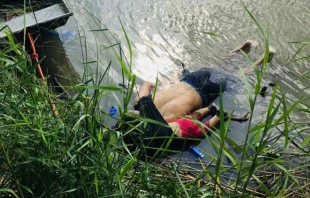 Blick auf die Leichen des salvadorianischen Migranten Oscar Martinez Ramirez und seiner Tochter, die am 24. Juni 2019 in Matamoros bei dem Versuch ertranken, den Rio Grande in die USA zu überqueren / STR/AFP/Getty Images.