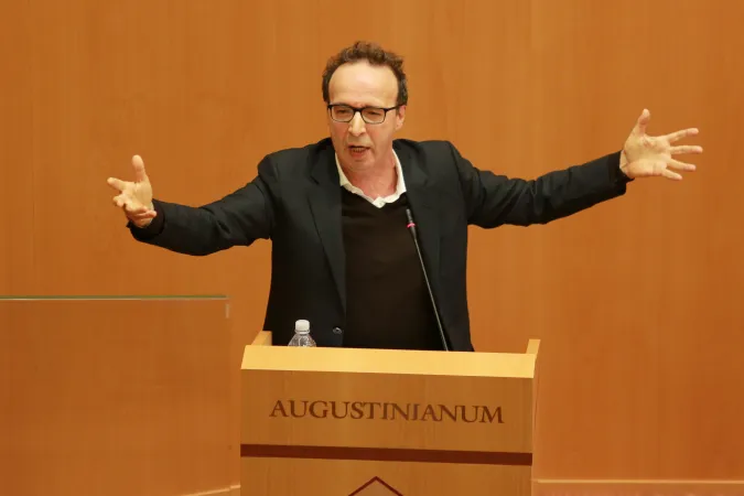 Der Schauspieler Roberto Benigni bei der Buchvorstellung von "Der Name Gottes ist Barmherzigkeit" am 12. Januar 2016