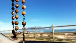 Ob beim Spaziergang, im Auto, der Kirche oder daheim: Der Rosenkranz kann überall gebetet werden. / Günther Simmermacher via Pixabay