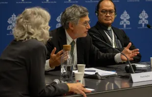 Synoden-Sprecher Paolo Ruffini bei einer Pressekonferenz im Rahmen der Weltsynode am 18. Oktober 2023 / Daniel Ibáñez / CNA Deutsch