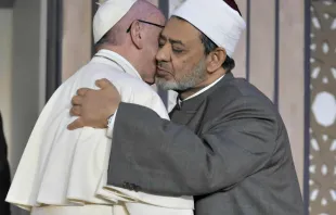 Papst Franziskus und der Groß-Imam der islamischen Azhar-Universität in Kairo, Ahmad al-Tayyeb, begrüßen sich bei der Friedenskonferenz am 29. April 2017. / L'Osservatore Romano