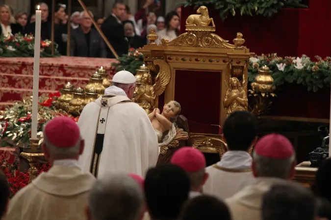 Papst Franziskus betet vor dem Christkind im Petersdom am 24. Dezember 2015