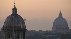 Wie einst die Brüder am See Genezareth sind sie sich nah: Die beiden Apostelkirchen von Andreas (im Vordergrund) und Petrus (dahinter), also vom Vorgänger der Patriarchen von Konstantinopel und den orthodoxen Kirchen und dem Vorgänger der Päpste.  / CNA/Paul Badde