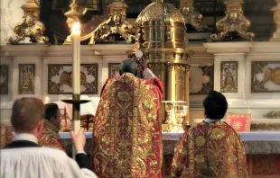 Gott im Blick: Kardinal Sarah feiert die heilige Messe, nach Osten gerichtet, in der "normalen" Form am zweiten Tag der Londoner Konferenz. 
 / Lawrence OP via Flickr (CC BY-NC-ND 2.0)