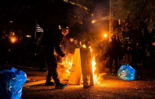 Aktivisten demonstrieren in Portland (Oregon, USA) am 4. November 2020. / Kathryn Elsesser / AFP vis Getty Images