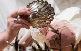 Papst Franziskus tauft ein Kind / Vatican Media / CNA Deutsch