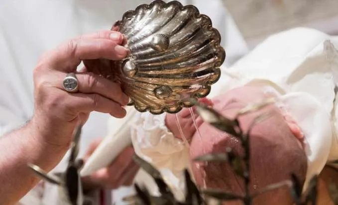 Papst Franziskus tauft ein Kind