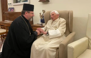 Großerzbischof Swjatoslaw Schewtschuk mit Papst emeritus Benedikt XVI. am 9. November 2022 / UGKK