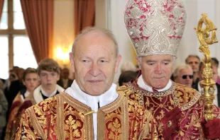 Pater Franz Schmidberger mit dem Generaloberen der Bruderschaft, Bischof Bernard Fellay. / Priesterbruderschaft St. Pius X