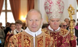 Pater Franz Schmidberger mit dem Generaloberen der Bruderschaft, Bischof Bernard Fellay.  / Priesterbruderschaft St. Pius X
