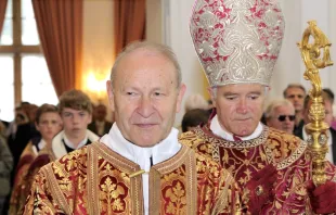 Pater Franz Schmidberger mit dem Generaloberen der Bruderschaft, Bischof Bernard Fellay.  / Priesterbruderschaft St. Pius X