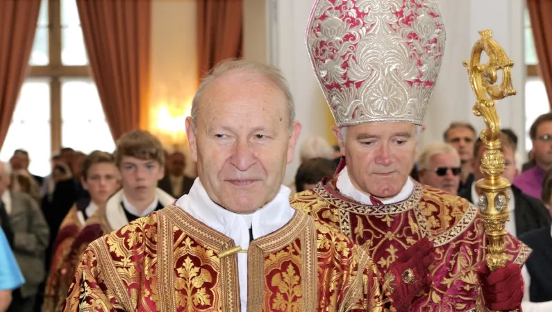 Pater Franz Schmidberger mit dem Generaloberen der Bruderschaft, Bischof Bernard Fellay. 