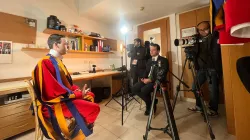 Ein Rekrut der Schweizergarde im Interview mit EWTN. / Anthony Johnson / EWTN Vatican