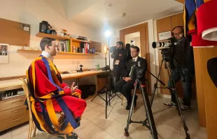 Ein Rekrut der Schweizergarde im Interview mit EWTN. / Anthony Johnson / EWTN Vatican