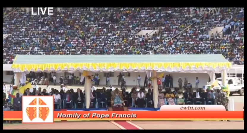 Zehntausende Christen waren im Barthelemy Boganda Stadium gekommen, um Papst Franziskus zu sehen und an der Eucharistie-Feier teilzunehmen. 