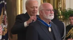 Präsident Joe Biden überreicht Jesuitenpater Greg Boyle am 3. Mai 2024 die „Presidential Medal of Freedom” / Gemeinfrei