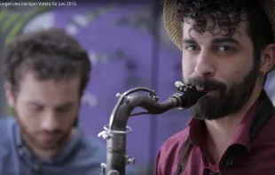 Der Saxophonspieler bemerkt im Video einen alten Mann, der bettelt. / Screenshot