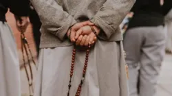 Lange Bärte, hellgraues Habit, und der Rosenkranz: Die Franziskaner der Erneuerung sind leicht erkennbar. / Franciscan Friars of the Renewal via Instagram