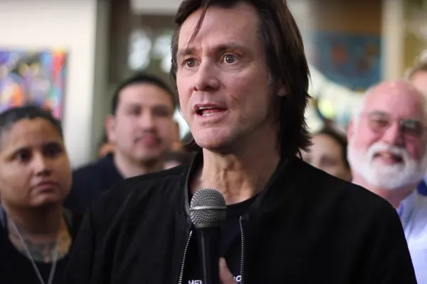 Jim Carrey spricht vor ehemaligen Gang-Mitgliedern über christliche Gnade  / Foto: Homeboy Industries / YouTube (Screenshot)