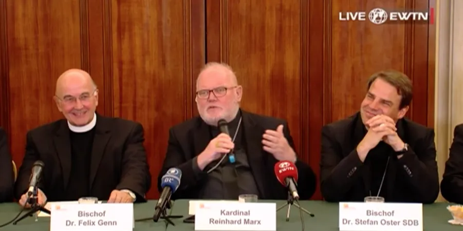 Deutsche Synodenväter bei der Pressekonferenz am Samstagabend (von links): Bischof Felix Genn von Münster, Kardinal Reinhard Marx von München und Freising sowie Bischof Stefan Oster von Passau.