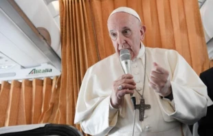Papst Franziskus spricht zu Journalisten auf dem Flug von Pressburg nach Rom am 15. September 2021. / Vatican Media