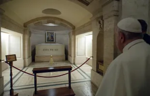 Papst Franziskus betet am Grab von Papst Pius XII. am 2. November 2021. / Vatican Media